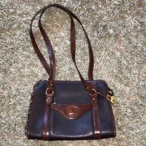 Dooney & Bourke shoulder purse.